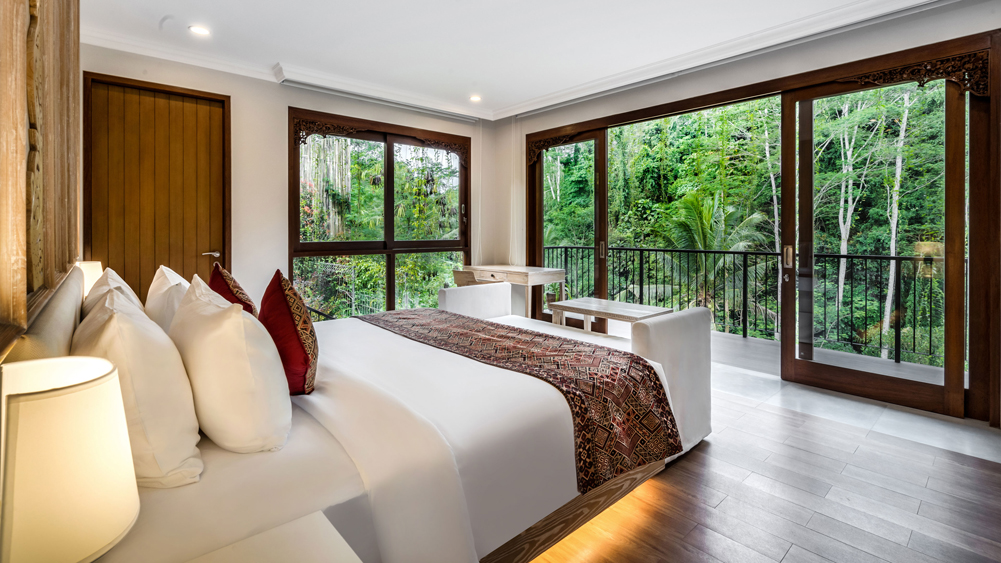 Pala Ubud - Villa Batur - Master bedroom surrounded by nature